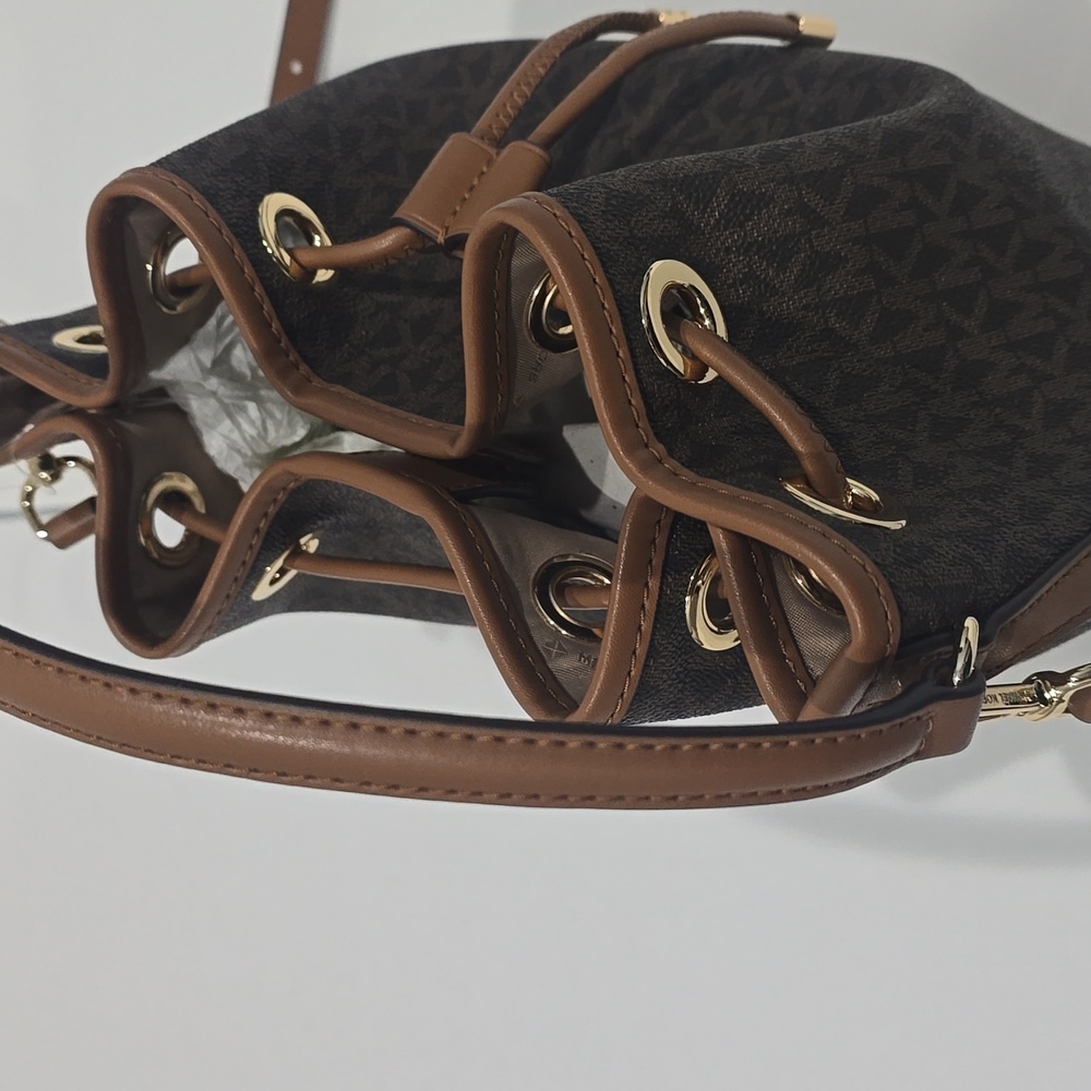 NWT ✅ Michael Kors AVERY Medium Signature Logo Bucket Messenger Bag ✨NWT - Picture 13 of 14